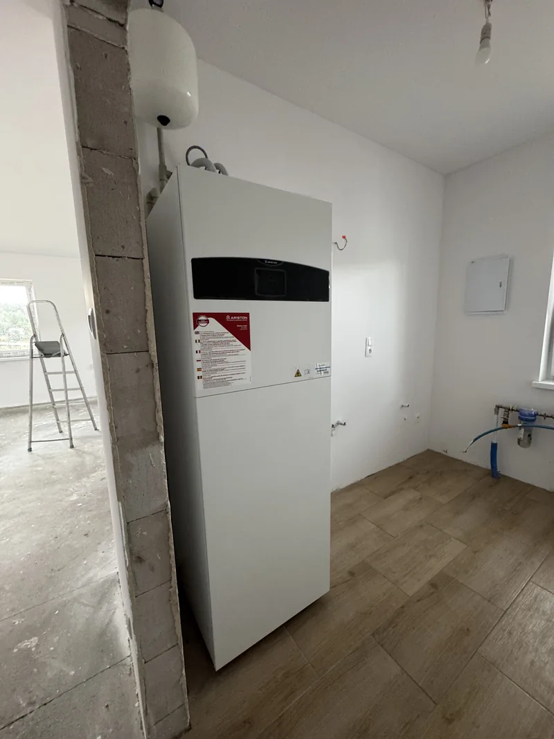 Jednostka wewnętrzna Ariston z zasobnikiem i instalacją hydrauliczną — realizacja EMES