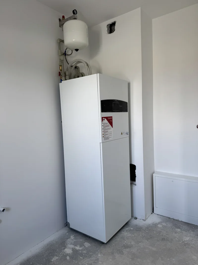 Jednostka wewnętrzna Ariston z przyłączami hydraulicznymi i naczyniem przeponowym — EMES